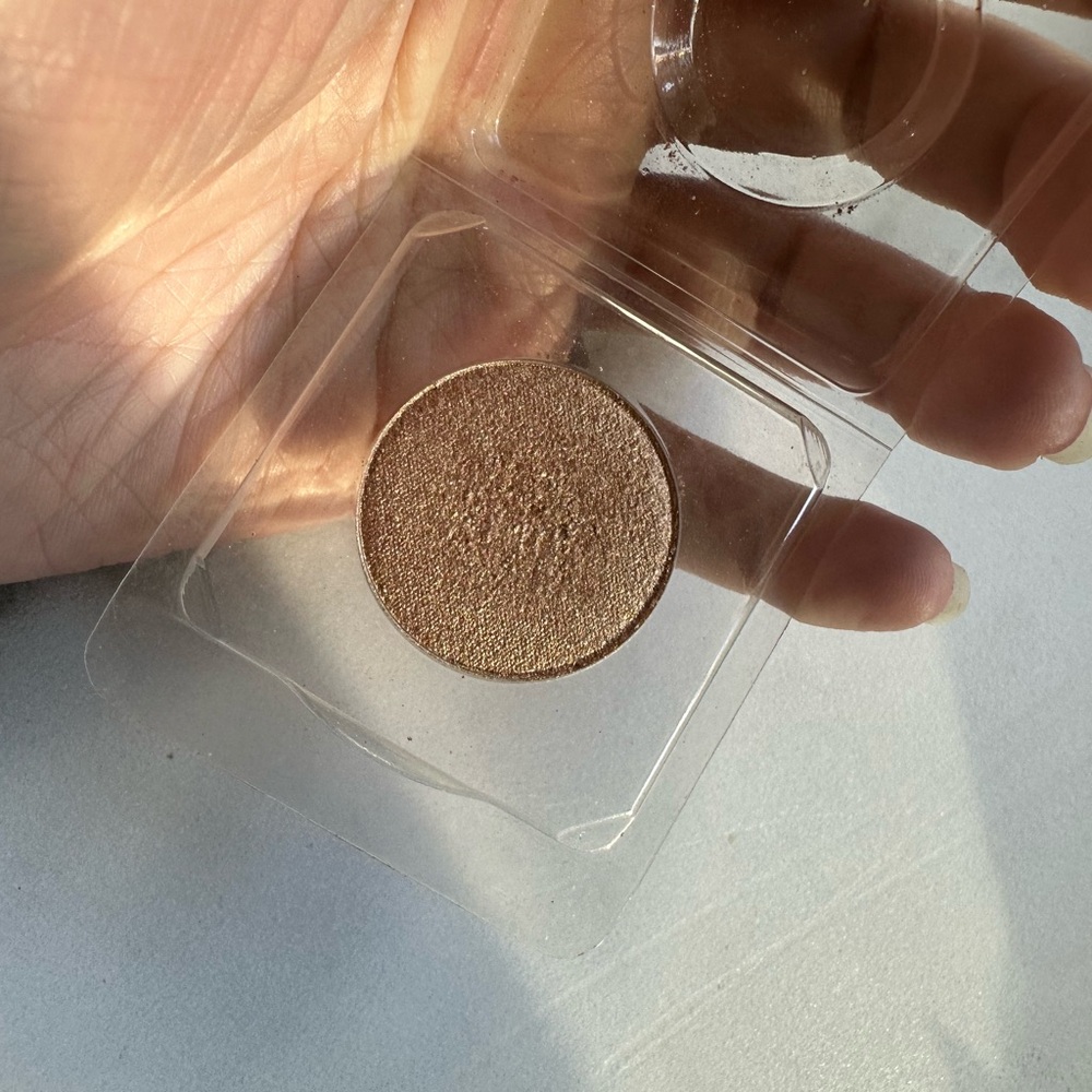 Younique Moodstruck pressed eyeshadow in Antsy